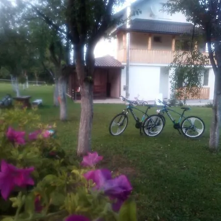 Apartments Paradise Licko Petrovo Selo Exterior photo